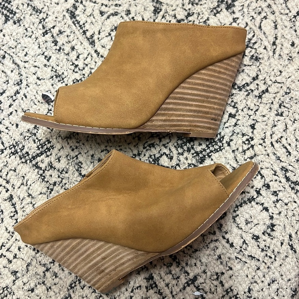 Perfect tan peep toe wedges